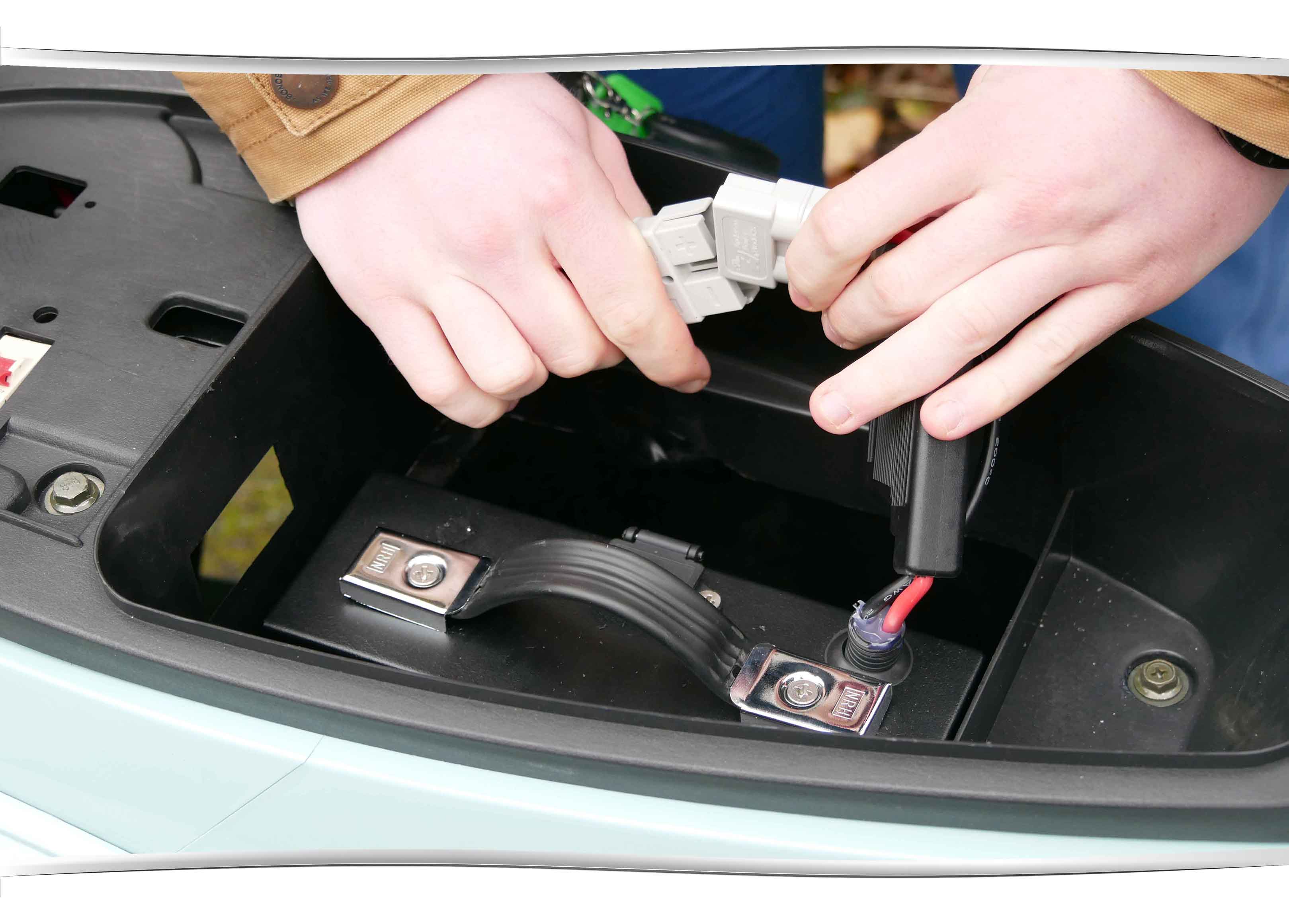 Débrancher pour sortir la batterie du scooter